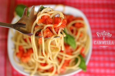 Bucatini con crudaiola di pomodoro – maccheroni alla maratiota