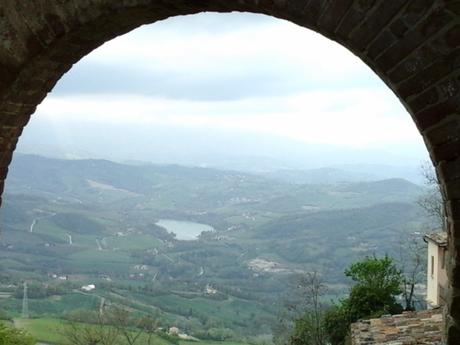 Amandola, un tesoro tra i Monti Sibillini e la costa marchigiana