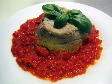 Sformatini di tonno e melanzane con salsa di pomodori al basilico