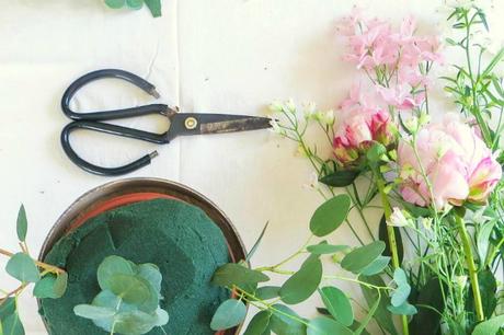 Alzatina di legno con fiori