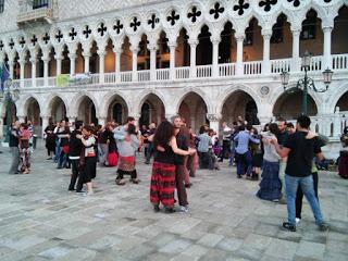 Venezia, il labirinto e le danze folk... e il filo di Arianna che li unisce