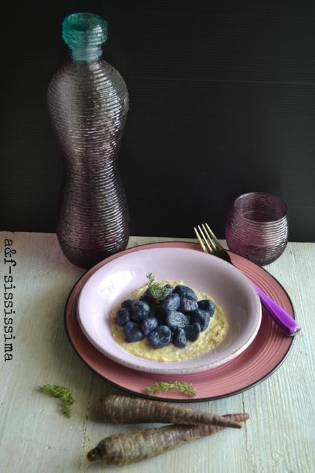 gnocchi di carote viola su pesto di mandorle