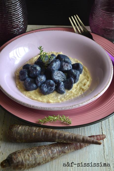 gnocchi di carote viola su pesto di mandorle