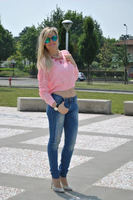 outfit crop top rosa come abbinare il crop top outfit rosa outfit casual donna mariafelicia magno fashion blogger colorblock by felym blog di moda italiani milano blogger italiane di moda jeans e tacchi outfit giugno 2015 ragazze bionde blonde hair blonde girls summer outfit how to wear crop top pink outfit  jeans and heels how to wear jeans and heels majique london 