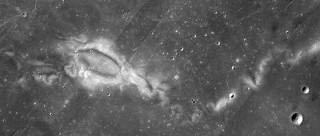  La regione Reiner Gamma ripresa dalla Wide Angle Camera della sonda NASA Lunar Reconnaissance Orbiter. Crediti: LRO WAC science team