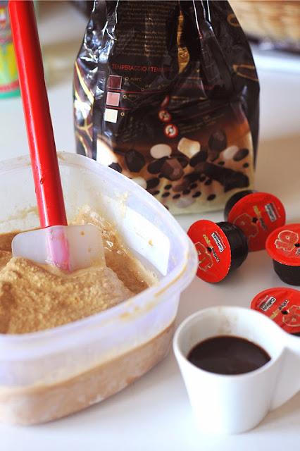 Gelato al caffé con cioccolato e croccante salato di mandorle