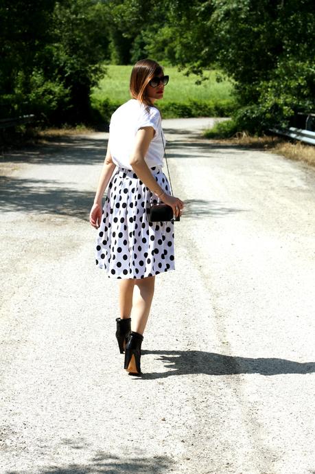 Outfit: midi skirt a pois, tshirt bianca e statement necklace