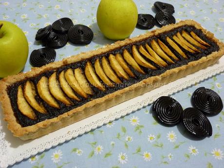 Crostata con frolla al profumo di vaniglia e cannella con confettura di mele e liquirizia