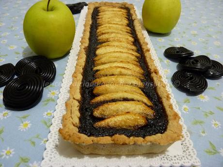 Crostata con frolla al profumo di vaniglia e cannella con confettura di mele e liquirizia