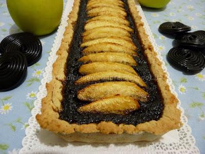 Crostata con frolla al profumo di vaniglia e cannella con confettura di mele e liquirizia