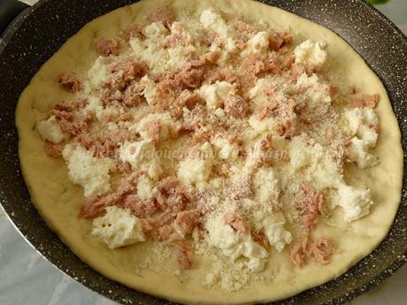 Focaccia con lievito madre cotta in padella, con crescenza e tonno