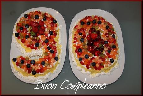 Torta di compleanno con frutta fresca