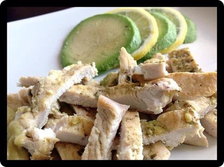 Composizione di tonno crudo, olio all'arancia e quenelle di avocado