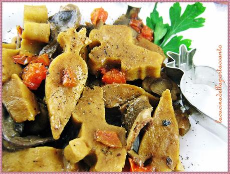 Formine di seitan con funghi trifolati / Molds of seitan with mushrooms