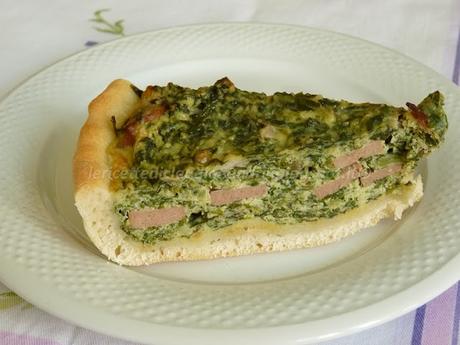 Torta salata con base per pane con lievito madre, alle erbette, ricotta e wurstel