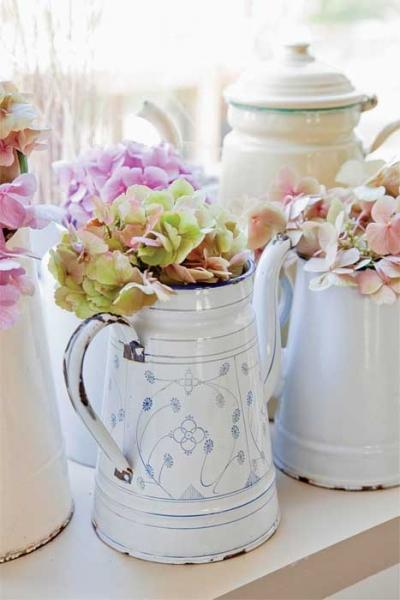 Wiele porcelanowych naczyń i tekstyliów kuchennych pochodzi  z duńskiej firmy Green Gate. Ellen lubi te dodatki, bo mają swój  niepowtarzalny styl. Co więcej – nowsze kolekcje pasują do starszych,  a letnie do zimowych. Sztandarowymi kolorami tej marki są czerwień i błękit.