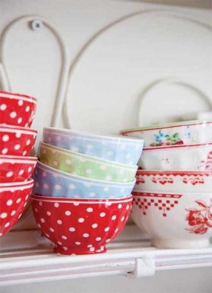 Wiele porcelanowych naczyń i tekstyliów kuchennych pochodzi  z duńskiej firmy Green Gate. Ellen lubi te dodatki, bo mają swój  niepowtarzalny styl. Co więcej – nowsze kolekcje pasują do starszych,  a letnie do zimowych. Sztandarowymi kolorami tej marki są czerwień i błękit.