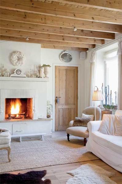 Belkowany strop był swego  czasu przykryty podwieszanym sufitem, ale Ellen usunęła niechlubne pamiątki  po poprzednich właścicielach.  Teraz salon jest jej dumą.