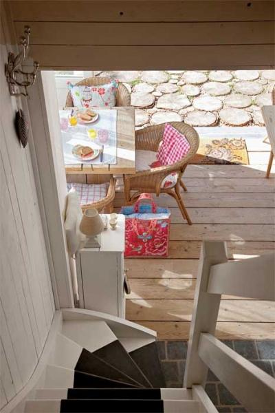 Wynajmowane gościom pokoje Ellen urządzała tak, jakby sama  w nich mieszkała. Dzięki haftowanej pościeli i rozmaitym umilaczom  czują się jak u siebie. Na dzieci czekają nawet przytulanki.