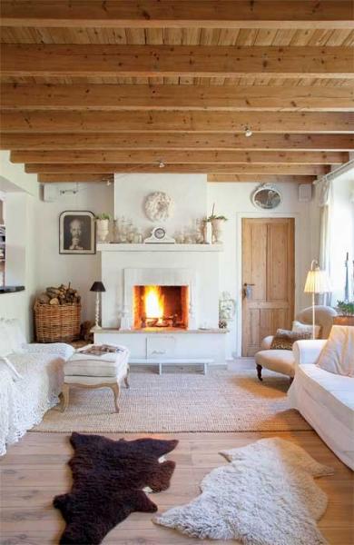 Belkowany strop był swego  czasu przykryty podwieszanym sufitem, ale Ellen usunęła niechlubne pamiątki  po poprzednich właścicielach.  Teraz salon jest jej dumą.