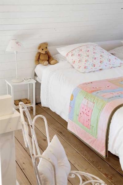 Wynajmowane gościom pokoje Ellen urządzała tak, jakby sama  w nich mieszkała. Dzięki haftowanej pościeli i rozmaitym umilaczom  czują się jak u siebie. Na dzieci czekają nawet przytulanki.