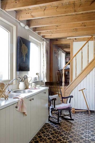 W mniejszej i skromniej urządzonej kuchni dla gości minipensjonatu wciąż czuć rękę gospodyni. Pobieliła ściany i strop, a na podłodze zachowała kamienną posadzkę. Na niej kiedyś stały worki ze zbożem, bo w miejscu tej kuchni był spichlerz.