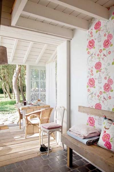 Weranda z małą jadalnią. Stąd po otwarciu drzwi na oścież roztacza się widok na ogród. Ellen uwielbia pić tutaj popołudniową kawę.