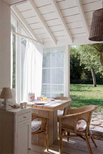 Weranda z małą jadalnią. Stąd po otwarciu drzwi na oścież roztacza się widok na ogród. Ellen uwielbia pić tutaj popołudniową kawę.