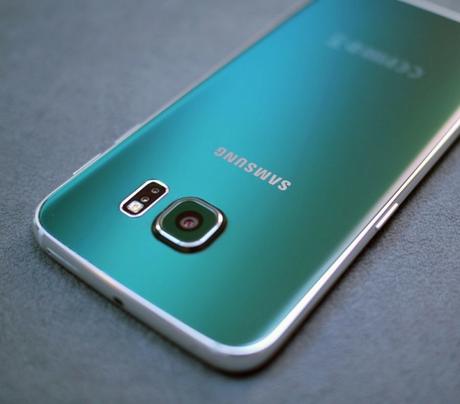 Samsung Galaxy S6 Plus appare in una foto reale