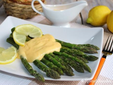 Asparagi in salsa olandese
