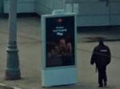 Cartellone pubblicitario imbroglia polizia russa sostituendo formaggio matrioska