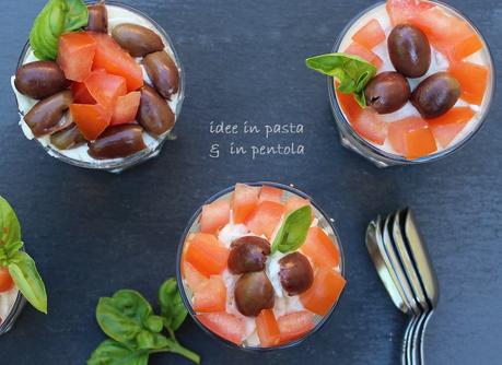 Bicchierini di Cheesecake al Caprino, Pomodori e Olive