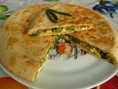 Focaccia con lievito madre cotta in padella e ripiena con asparagi, uova e mozzarella