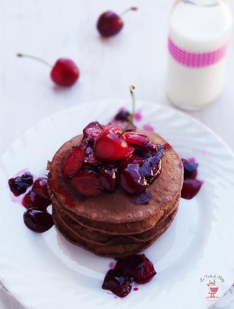 Pancakes al cacao e ciliegie