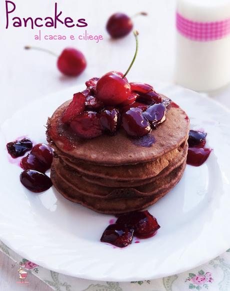 Pancakes al cacao e ciliegie