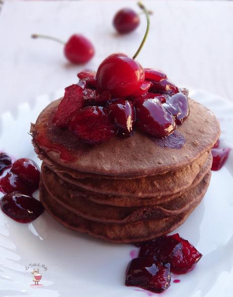 Pancakes al cacao e ciliegie