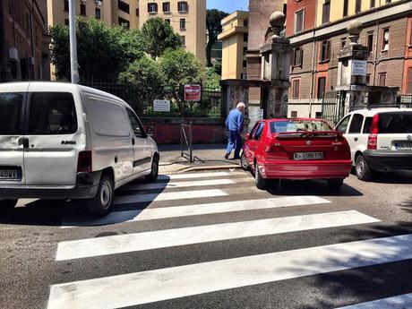 Ridipinte in settimana tutte le strisce pedonali a Monteverde. Guardate come e imparate cosa c'entra Mafia Capitale