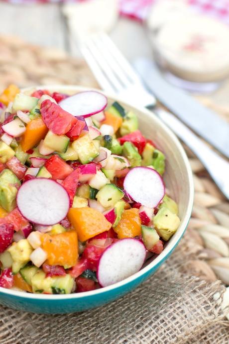 INSALATA ESTIVA MANGO AVOCADO e FRAGOLE con LIMONE CORIANDOLO TAHINI DRESSING