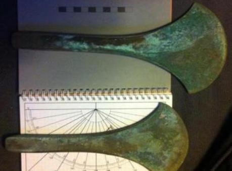 Antiche asce di bronzo trovate in Danimarca