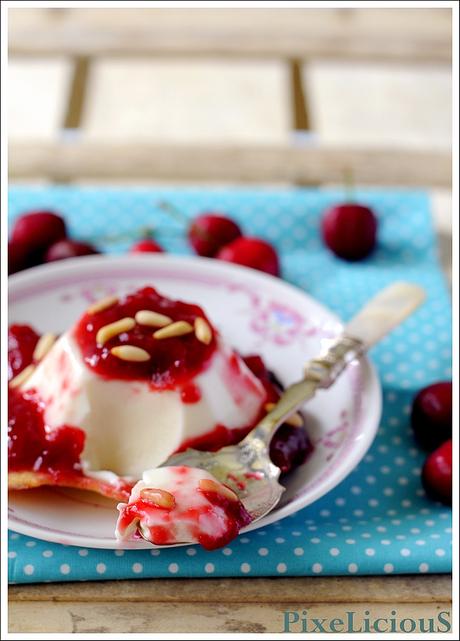 Panna Cotta Dai Dai in Cialda con Pinoli e Coulis di Ciliegie