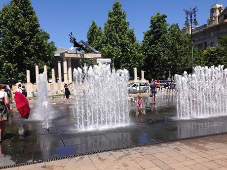 Non è Budapest ad essere perfetta. Siamo noi ad esserci assuefatti ad un degrado impensabile altrove. Tante foto per l'ennesimo confronto umiliante