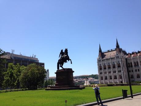 Non è Budapest ad essere perfetta. Siamo noi ad esserci assuefatti ad un degrado impensabile altrove. Tante foto per l'ennesimo confronto umiliante