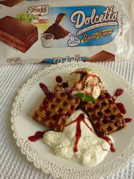 Waffle con gelato alla vaniglia, panna, salsa di fragole e il Dolcetto prende un'altra forma...