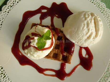 Waffle con gelato alla vaniglia, panna, salsa di fragole e il Dolcetto prende un'altra forma...