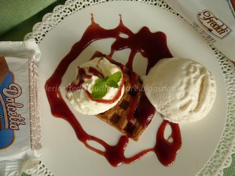 Waffle con gelato alla vaniglia, panna, salsa di fragole e il Dolcetto prende un'altra forma...