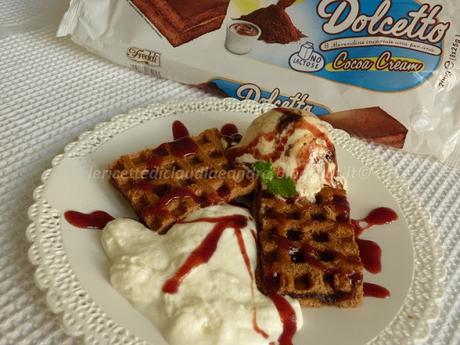 Waffle con gelato alla vaniglia, panna, salsa di fragole e il Dolcetto prende un'altra forma...