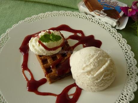 Waffle con gelato alla vaniglia, panna, salsa di fragole e il Dolcetto prende un'altra forma...