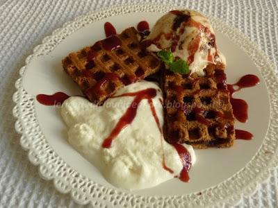 Waffle con gelato alla vaniglia, panna, salsa di fragole e il Dolcetto prende un'altra forma...