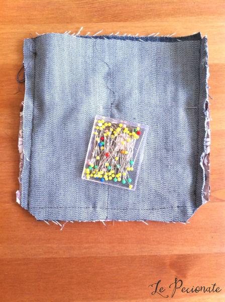 Fai-da-te: Mini pochette da jeans riciclati. Un tutorial di Le Pecionate per www.cucicucicoo.com