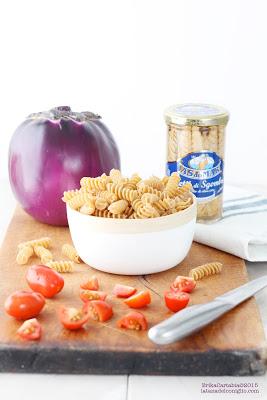 Fusilli integrali con pomodorini, melanzane e sgombro